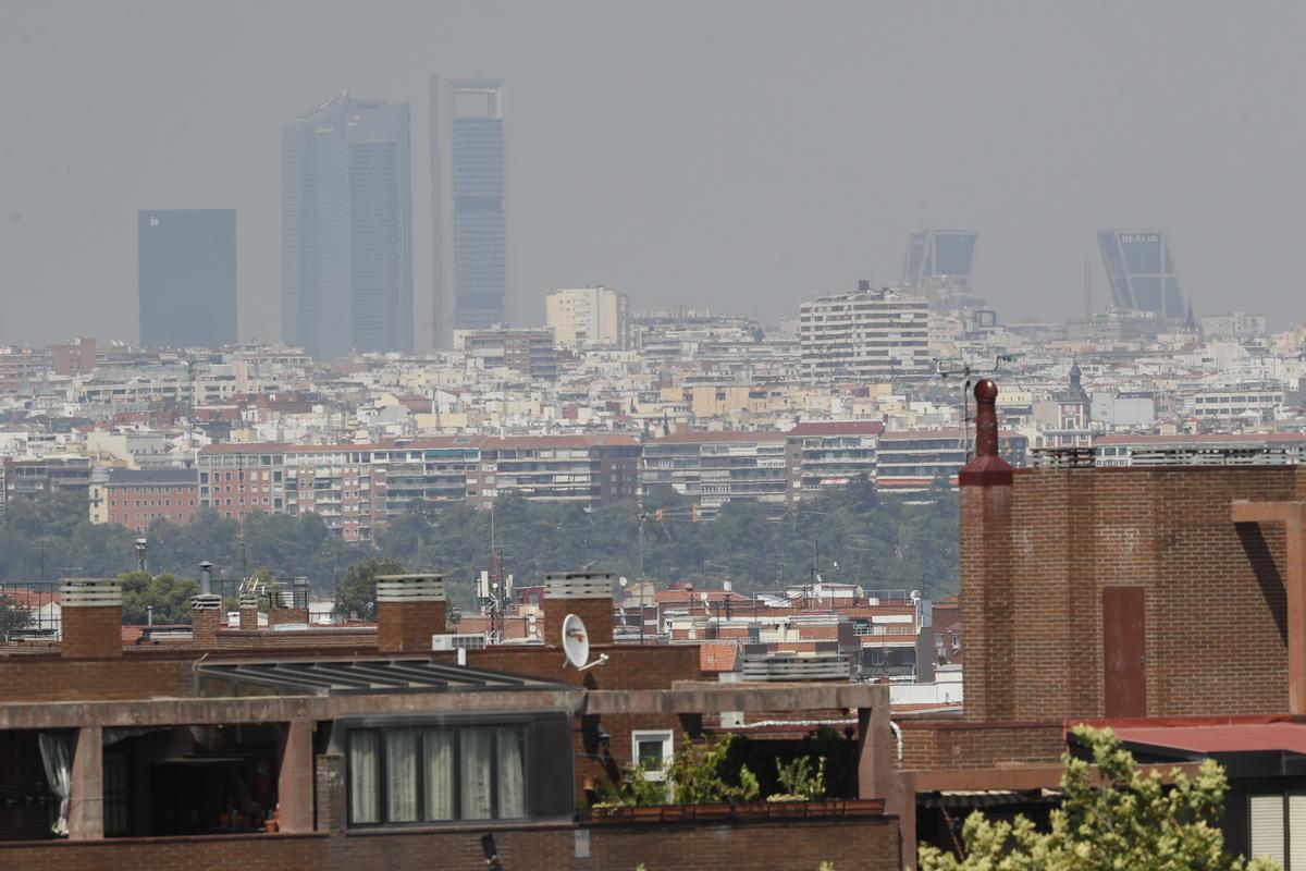Un incendio en Portugal cubre Madrid de humo