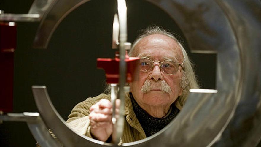 El artista valenciano Salvador Soria posa junto a la escultura "Maquina para el espiritu (Al-2pr)", de 2004, en el Instituto Valenciano de Arte Moderno (IVAM) que inaugura la exposición retrospectiva "Salvador Soria. De las integraciones a la emotividad de la razón", en donde se reúnen más de un centenar de pinturas, esculturas y dibujos suyos.