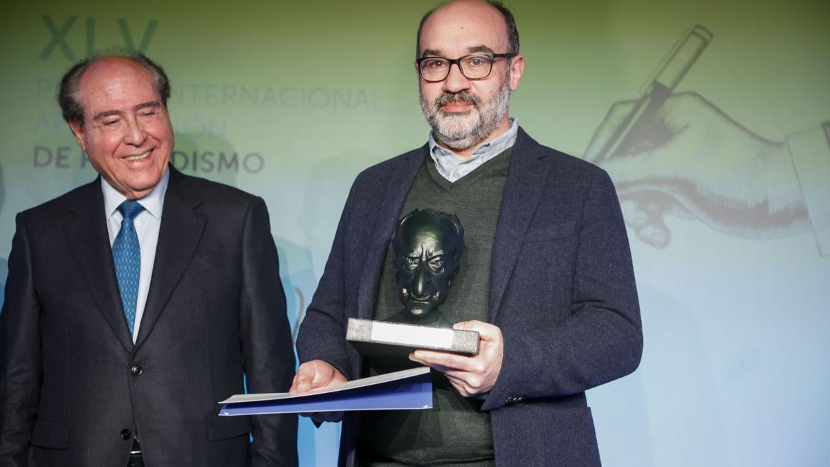 El periodista Alberto Olmos Serrano (d), durante la entrega del XLV Premio Internacional Fundación Julio Camba.