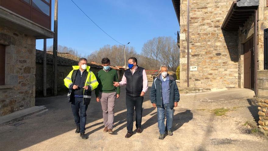 Ramiro Silva y Javier Faúndez por las calles de Cernadilla.