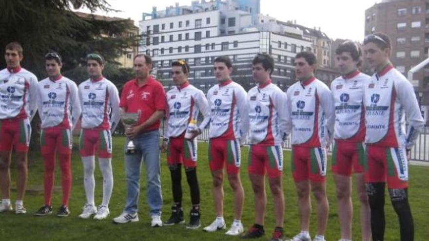 La formación del Ferretería La Fuente posa con el trofeo conseguido en tierras ovetenses.