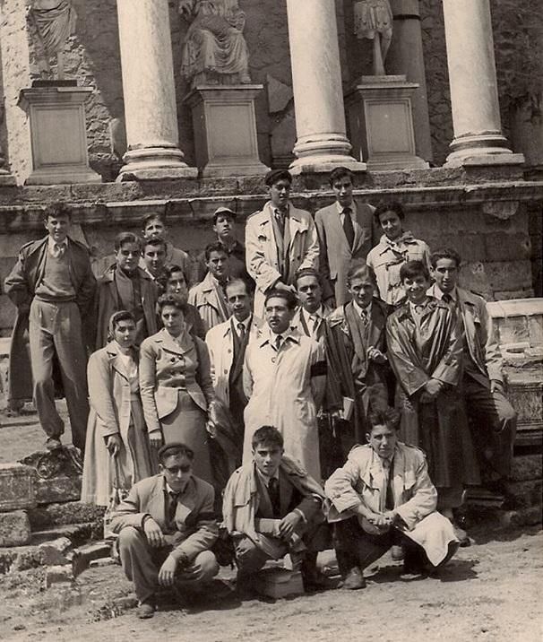 Profesores y estudiantes en una excursión a Mérida en los años 50.