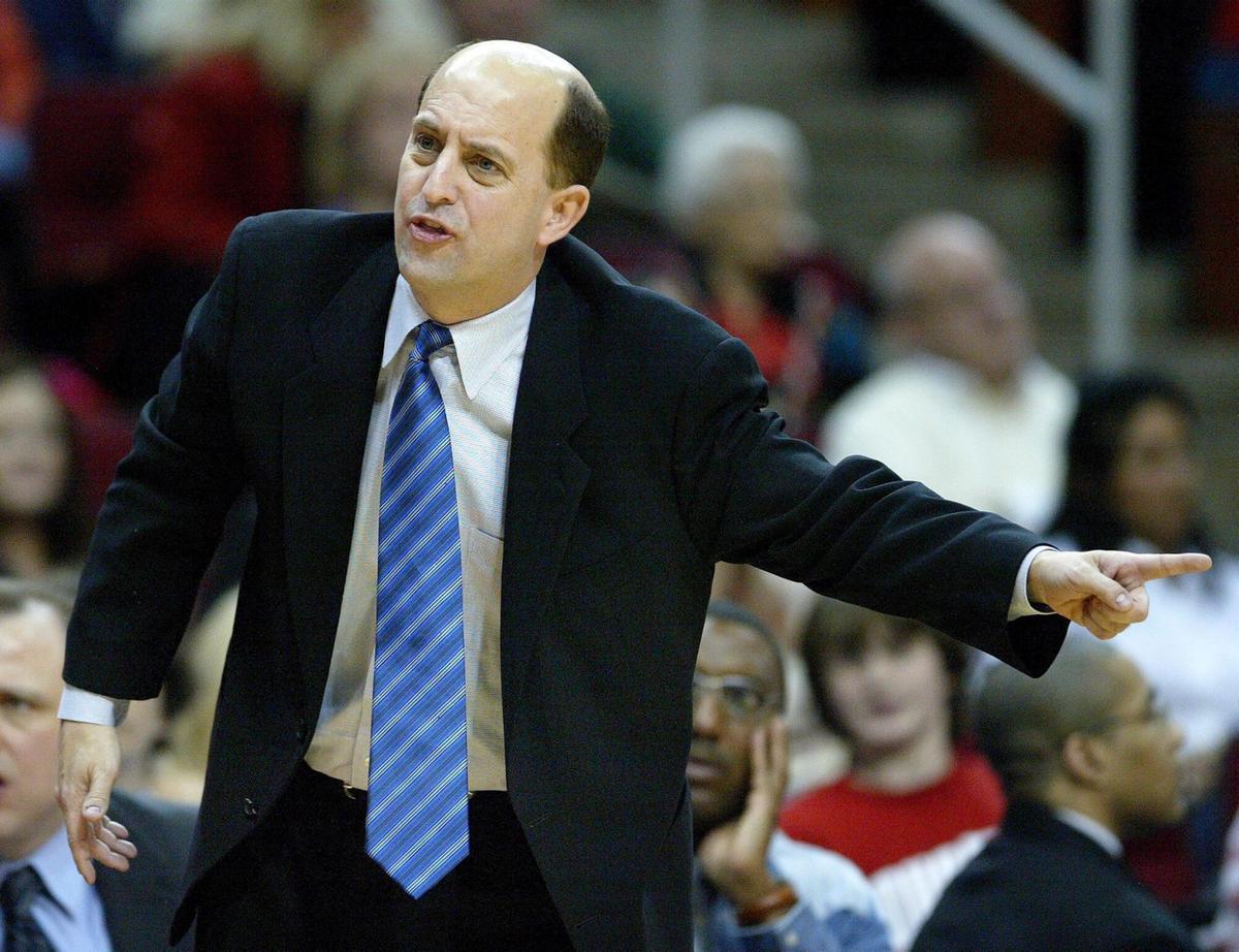 AMS07 HOUSTON (ESTADOS UNIDOS) 23/02/06.- El entrenador de los Rockets de Houston Jeff Van Gundy grita indicaciones a sus jugadores durante el partido de baloncesto que disputó su equipo contra los Clippers de Los Angeles en el Toyota Center de Houston, Texas (Estados Unidos) ayer. Houston ganó por 106-102. EFE/Aaaron M. Sprecher. HORIZONTAL