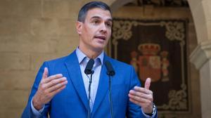 Pedro Sánchez, se dirige a los periodistas después de una reunión con el rey en el Palacio de la Almudaina en Palma de Mallorca el 2 de agosto de 2022