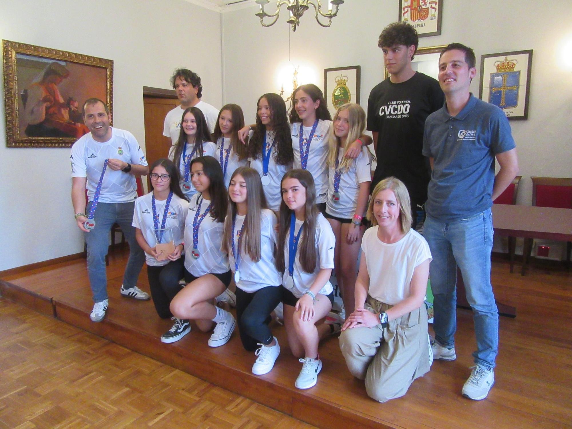 Las deportistas, con sus entrenadores y el alcalde cangués.