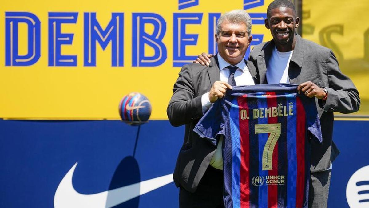 Laporta y Dembélé, durante el anuncio de renovación del delantero francés, el pasado verano.