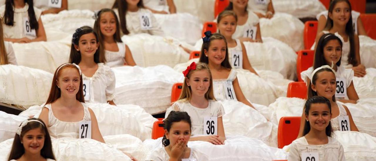 Niñas aspirantes a fallera mayor infantil, durante el ensayo realizado el jueves.