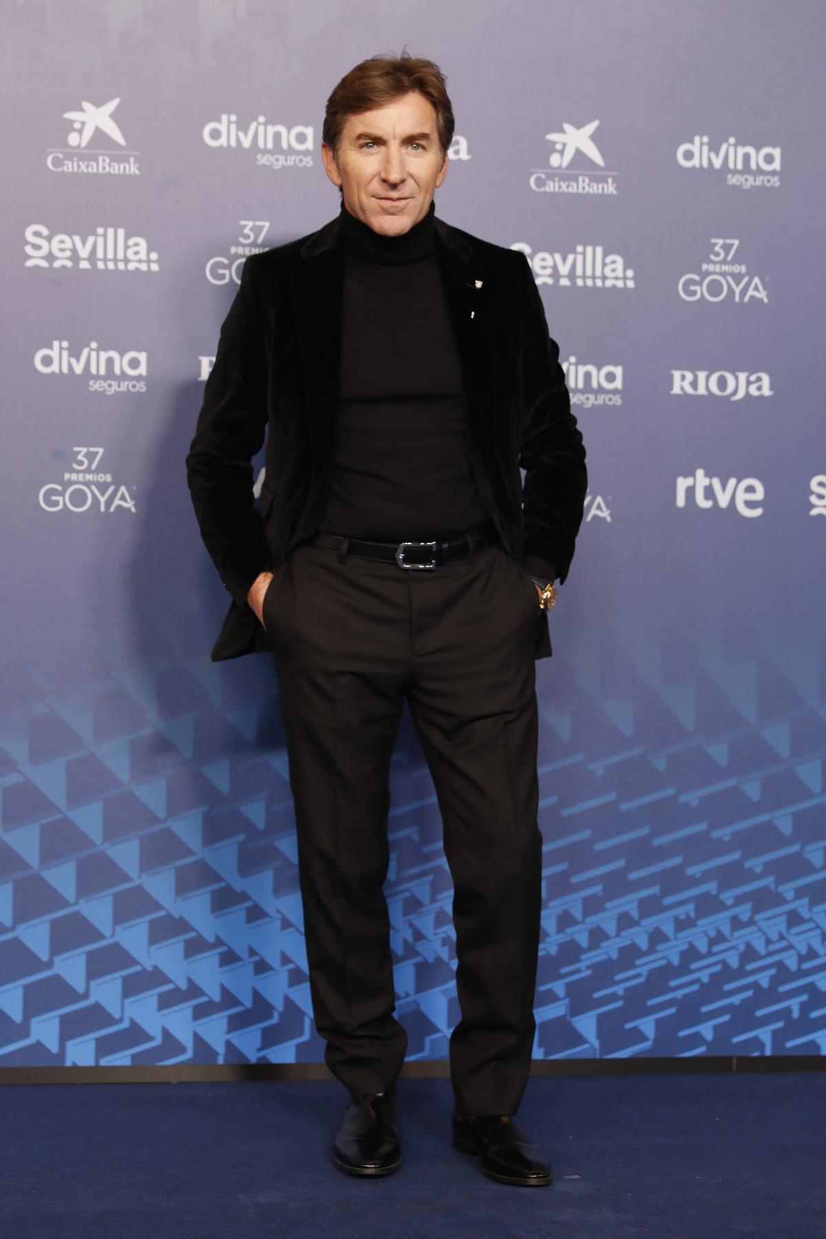 SEVILLA 11/02/2023.- El actor y presentador de la gala, Antonio de la Torre, posa para los medios gráficos en la alfombra roja de la XXXVII Gala de los Premios de la Academia de Cine, los Goya, que se celebra este sábado en el Palacio de Congresos y Exposiciones FIBES de Sevilla. EFE/ Jorge Zapata