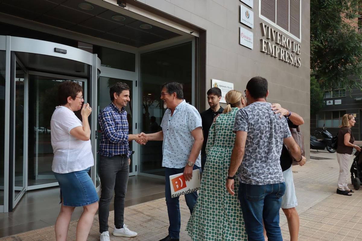 Losrepresentantes del PSPV-PSOE y de Compromís perVilaa-real coincidieron de nuevo en las puertas del vivero de empresas antes de entrar a la reunión.