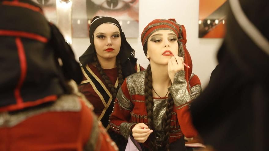 La otra coreografía del Festival Folclórico de Avilés: la parte del espectáculo que el público no ve