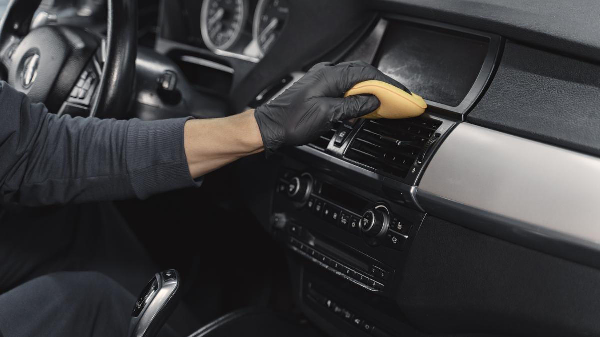 Cómo limpiar el interior de tu coche usando productos caseros