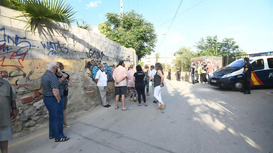 Un puñado de personas concentradas esta tarde en San Pío X.