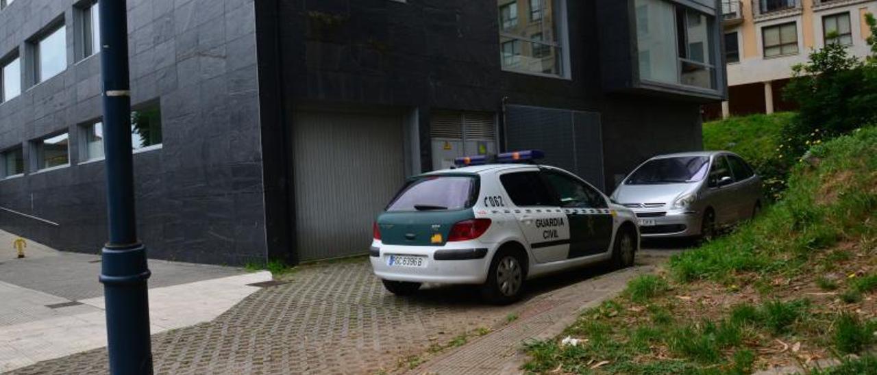 Vehículos policiales en uno de los accesos al edificio de los Xulgados de Cangas.   | // G.NÚÑEZ