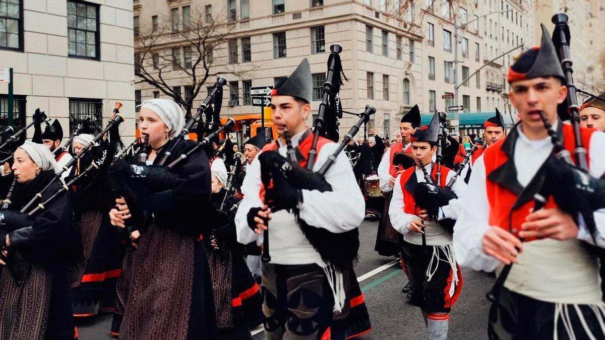VÍDEO: Así fue el desfile de la Banda de Gaites "Villa de Xixón" por la Quinta Avenida de Nueva York
