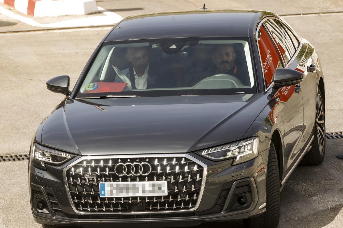 El presidente de la Real Federación Española de Fútbol, Luis Rubiales, en el interior del coche tras la Asamblea General de dicho organismo, en la que ha anunciado que no dimitirá de su cargo tras la polémica por el beso que dio a la futbolista Jenni Hermoso