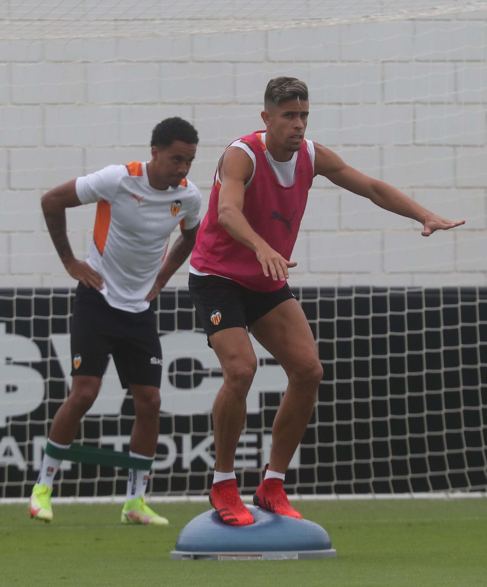 El Valencia CF entrena antes de enfrentarse al Bilbao