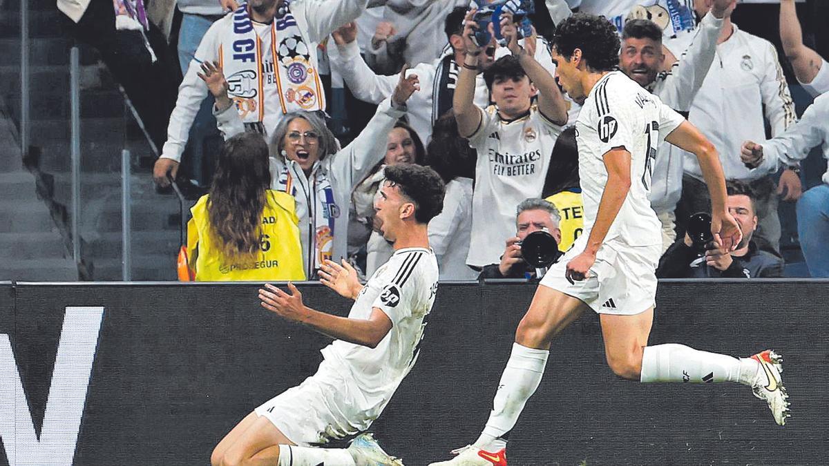 El madridista Jacobo celebra su gol seguido de Vallejo. | Efe