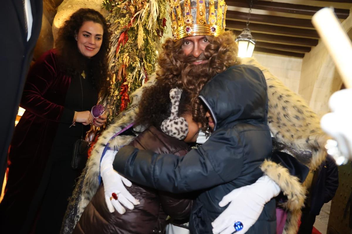 Alicante desafía las bajas temperaturas para ver la Cabalgata de Reyes Magos