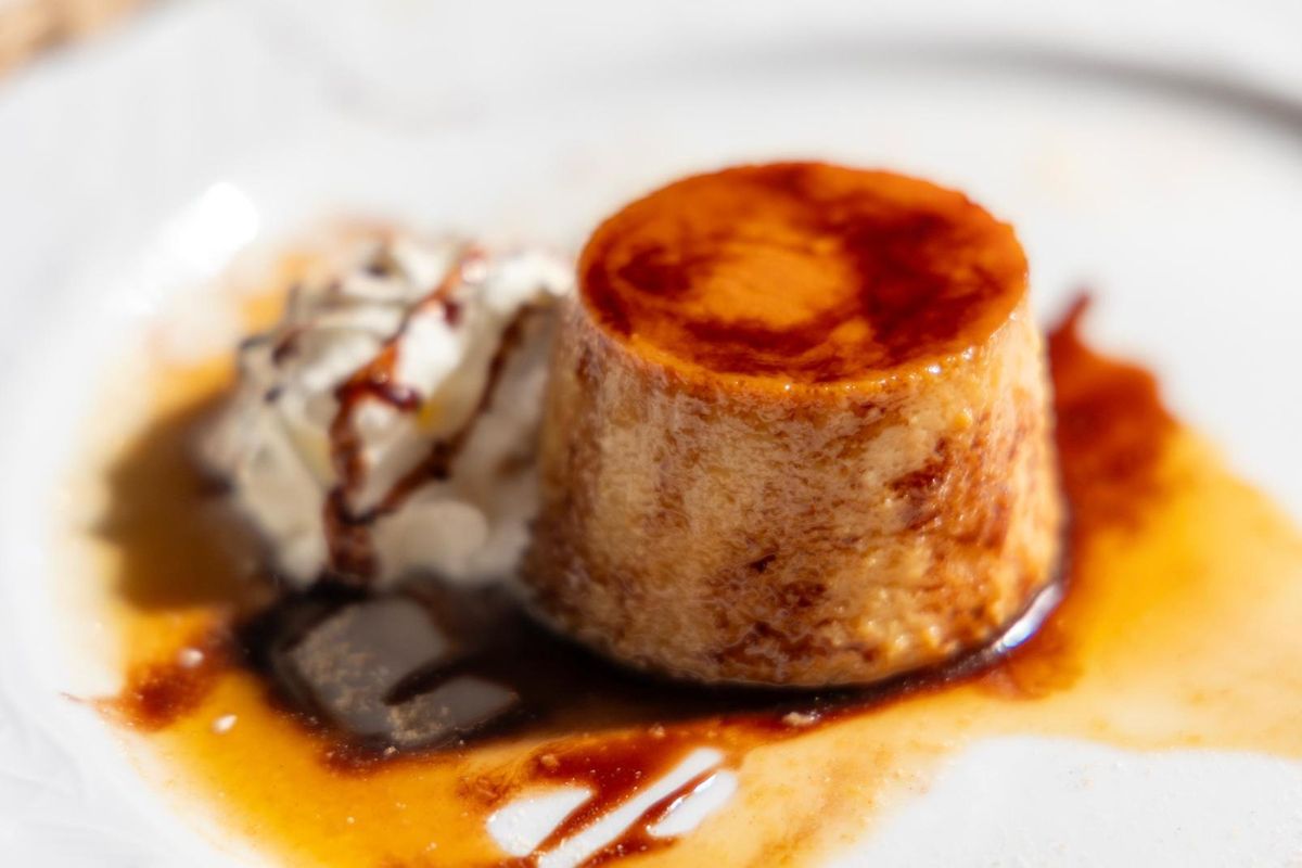 Como broche final, helado de turrón acompañado por uvas al centro.