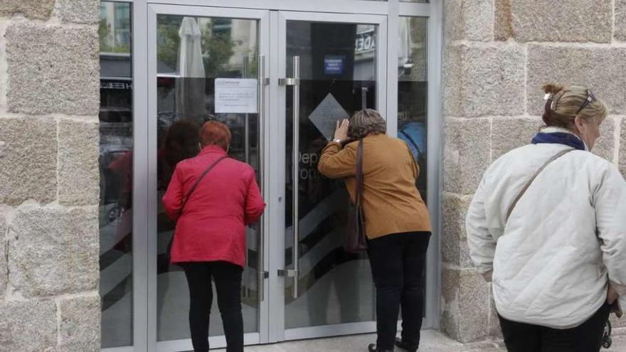 Colas en la oficina del ORAL de Cangas. // Santos Álvarez