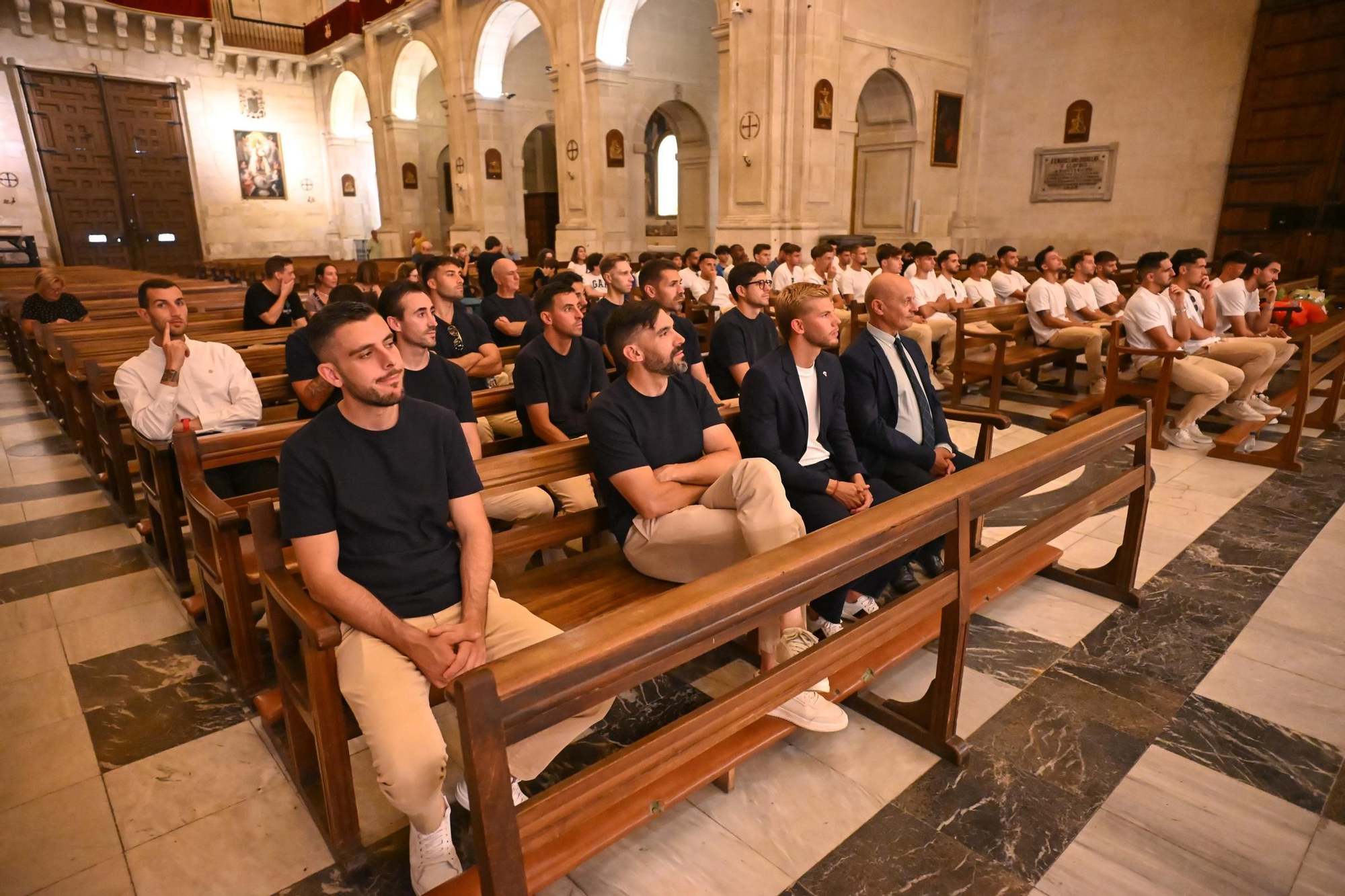 Ofrenda de flores del Elche CF a la Virgen por el ascenso a Primera
