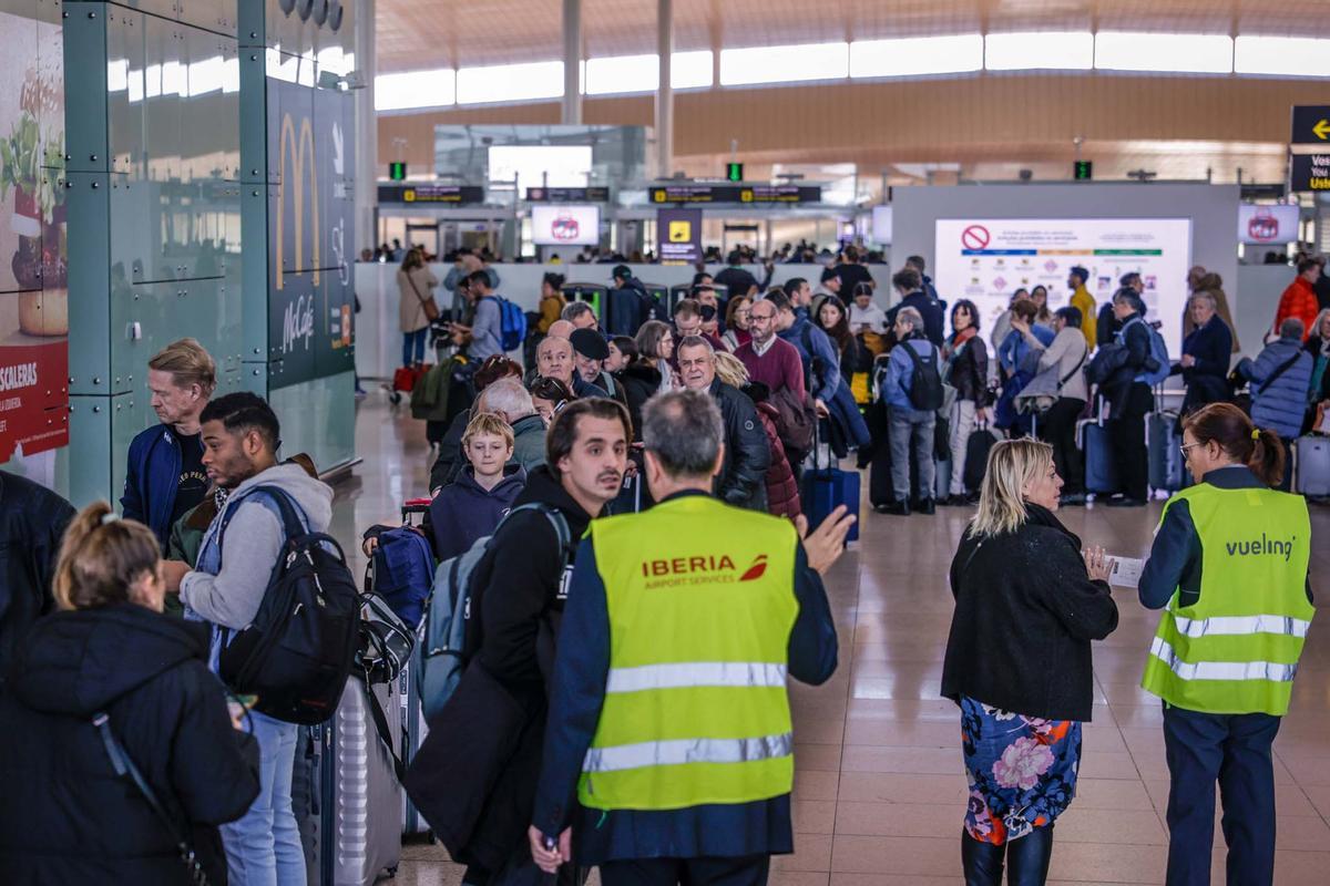 Importantes demoras en El Prats por la huelga de los trabajadores de handling de Iberia