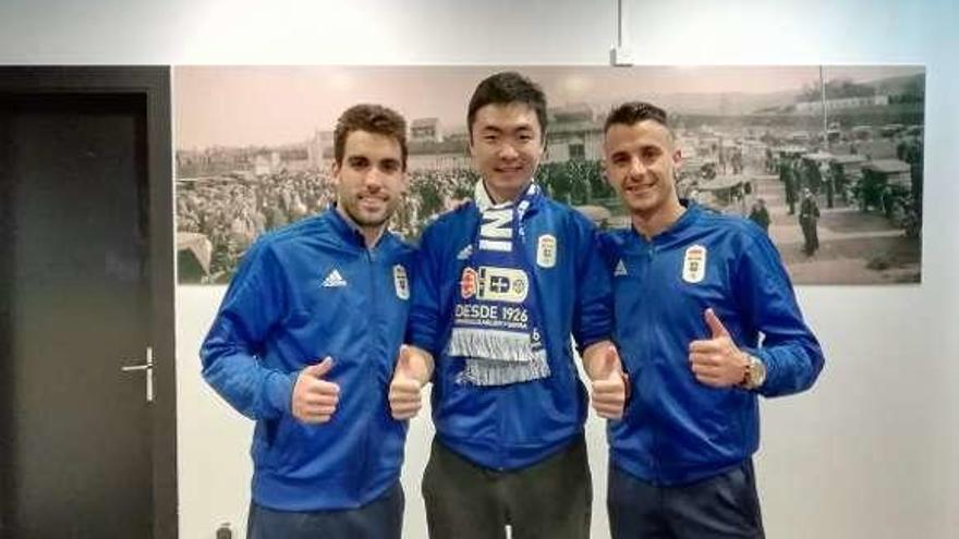 La gestión del expresidente azul, tercero por la izquierda en la foto, hará que el Atleti celebre un campus en Lima.