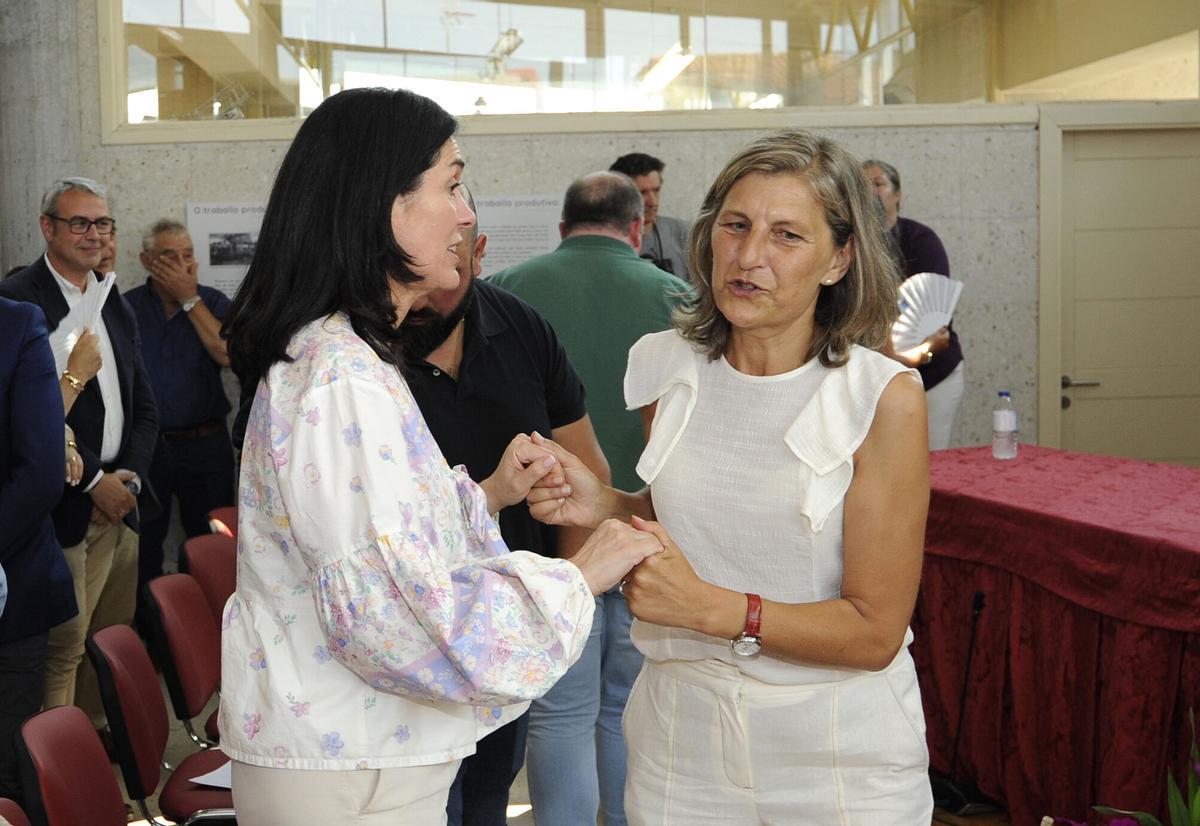 Paula Prado con la nueva alcaldesa de Forcarei, Belén Cachafeiro, tras ganar la moción de censura el pasado año.