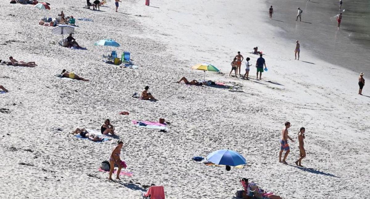 Usuarios en el arenal marinense de Mogor. |  Rafa Vázquez