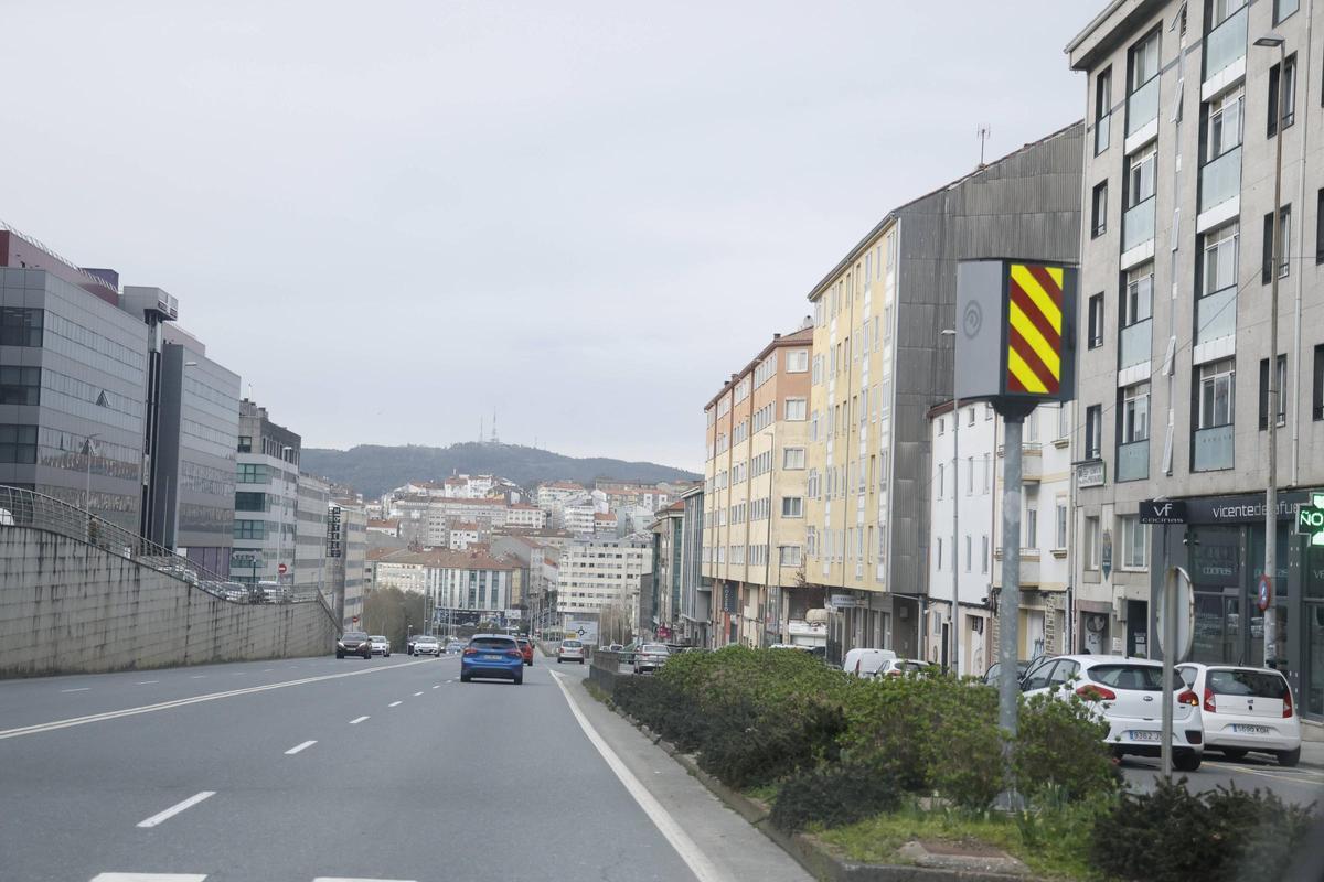 Radar ubicado na rúa do Restollal, un dos puntos de entrada e saída de Santiago