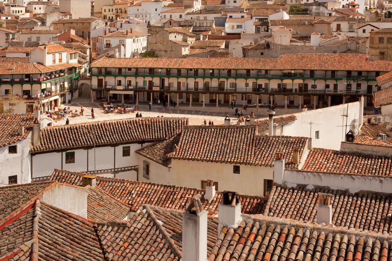 Una vista elevada de la plaza principal o Plaza Mayor en el pequeño pueblo de Chinchón.