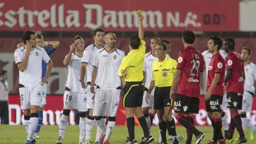 El árbitro Paradas Romero 
amonesta a  un jugador del
Valencia por protestar al 
final del partido.
