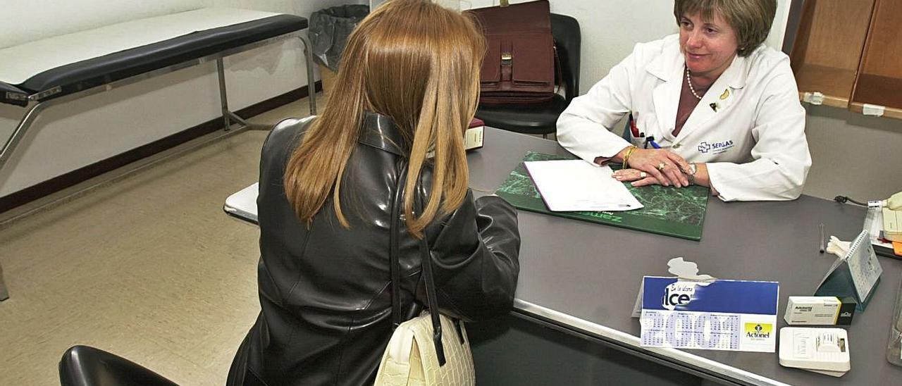 Una paciente y su doctora durante una consulta médica.