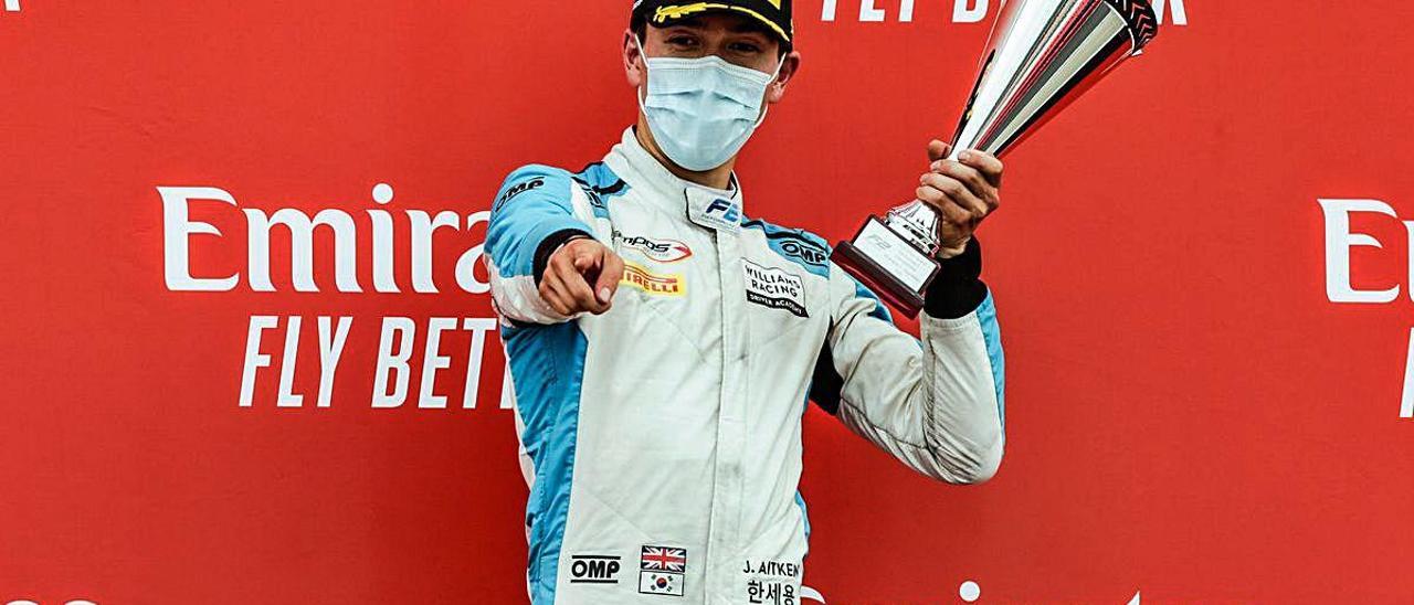 Jack Aitken levanta el trofeo de tercer clasificado en el circuito inglés de Silverstone.