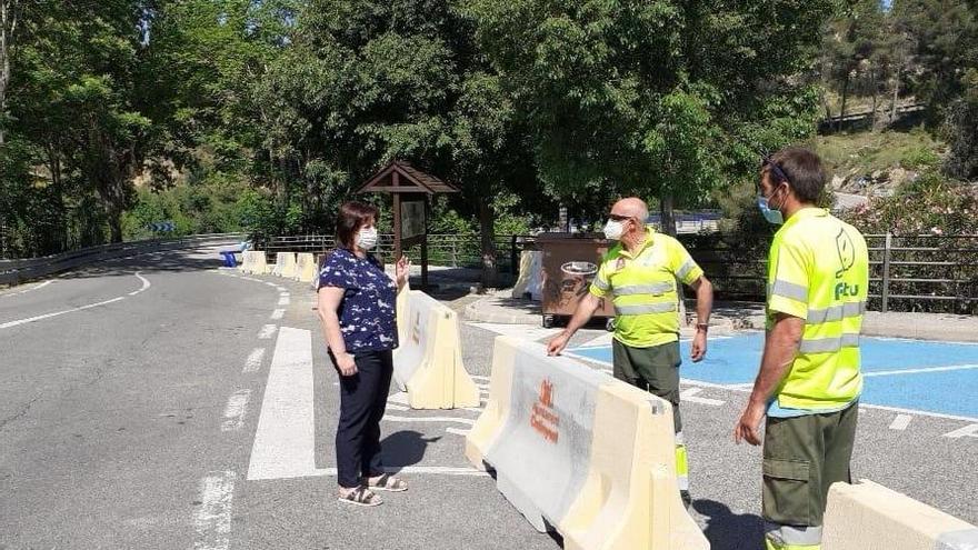 La edil Sayo Gandia comprueba junto a dos técnicos los bloques de hormigón colocados en el aparcamiento