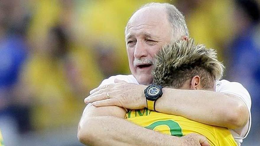 Scolari abraza a Neymar