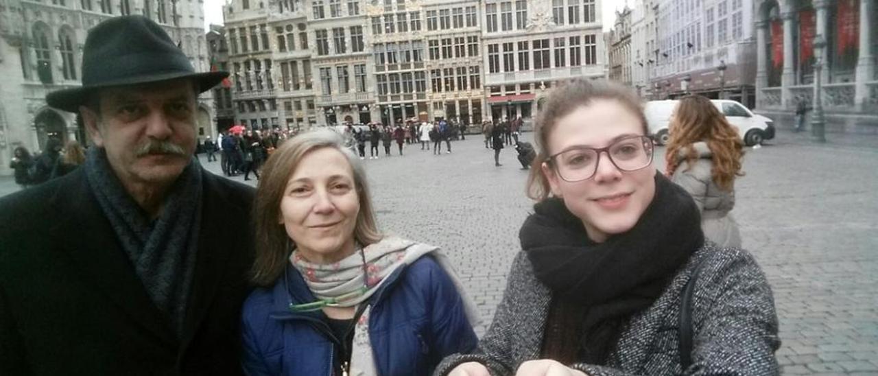 Paco Abella, Nanda Otero y Mariña Abella posan en una foto de estas vacaciones en la Grand Place.// M.A.