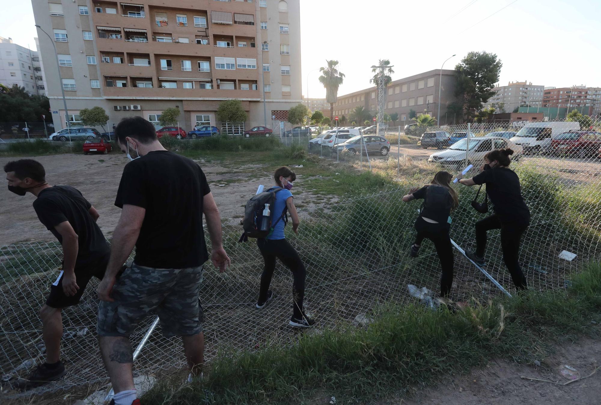 Protesta de los vecinos de Benimaclet contra el vallado de solares ocupados