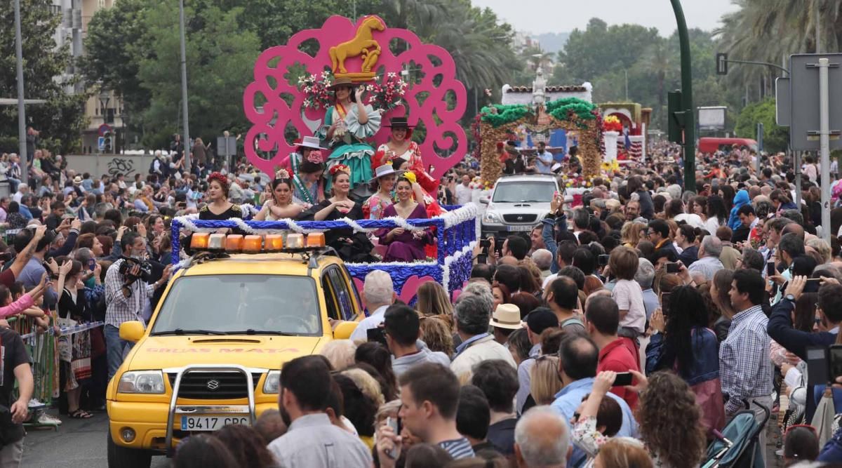 Miles de cordobeses participan en la Batalla de las Flores