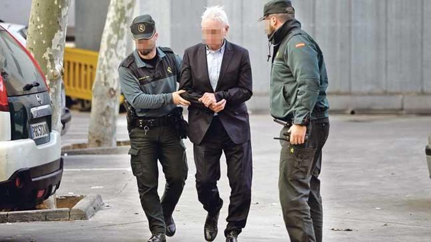 El director y propietario del colegio de Calvià detenido quedó libre con cargos el sábado tras declarar en el juzgado de guardia de Palma.