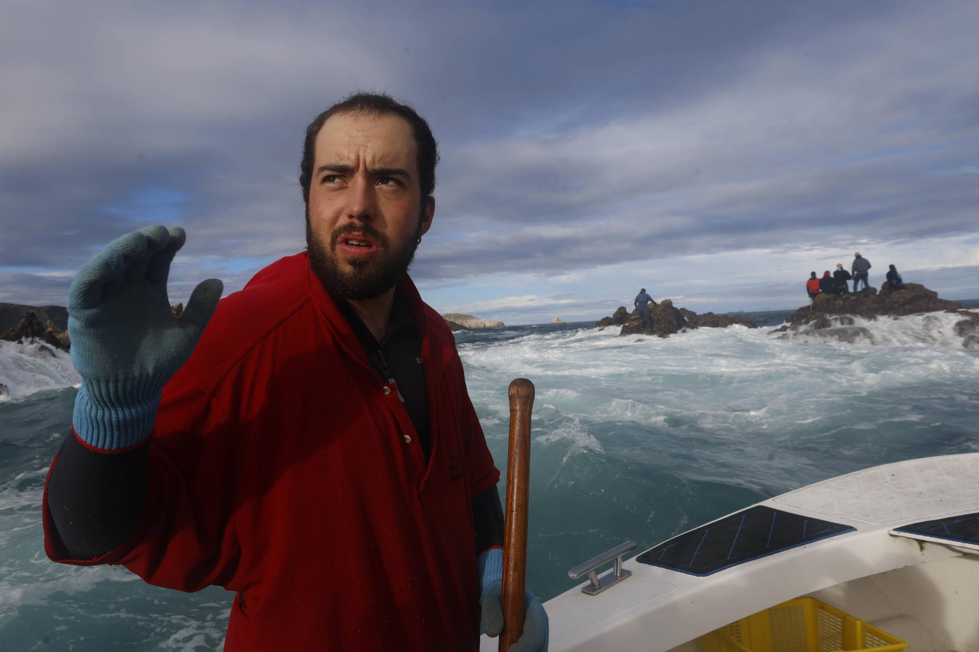 EN IMÁGENES: Así es la dura jornada de los perceberos del cabo Peñas: un oficio de alto riesgo a merced de las olas