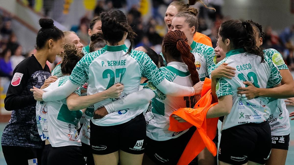 Las jugadoras del AtticGo Elche celebran una victoria