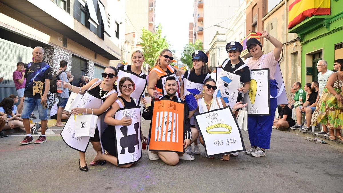 Un grupo de jóvenes del Grau en el desfile.