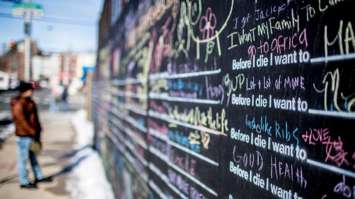 Un dels murals de la iniciativa Before I die