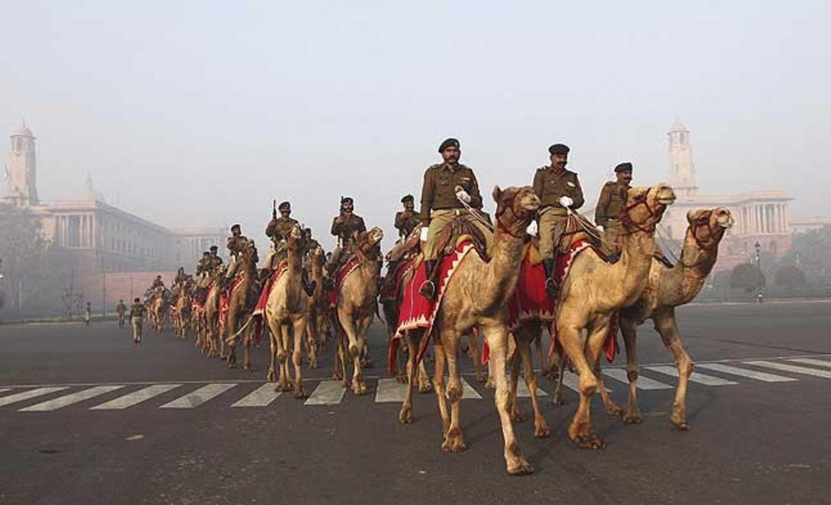 Membres de l’exèrcit indi travessen sobre camells un pas zebra en un carrer pròxim a la Casa de Govern, durant un assaig de la desfilada del Dia de la República, que se celebra el pròxim 26 de gener i commemora l’entrada en vigor de la Constitució índia el 1950, a Nova Delhi (Índia).