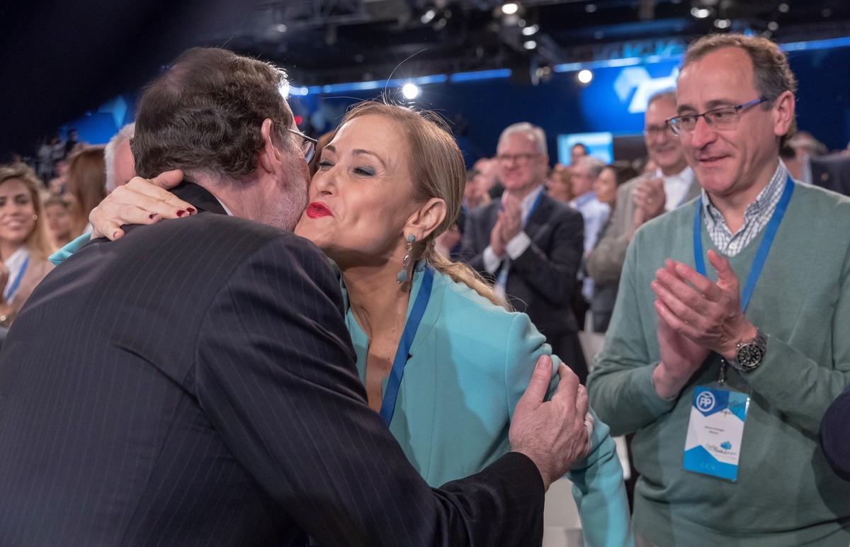 El presidente del Gobierno, Mariano Rajoy, saluda a la presidenta de la Comunidad de Madrid, Cristina Cifuentes, en presencia del dirigente popular Alfonso Alonso, la semana pasada en Sevilla.