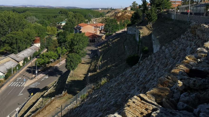 Comienzan el desbroce y la limpieza de los Cuestos de la Mota en Benavente