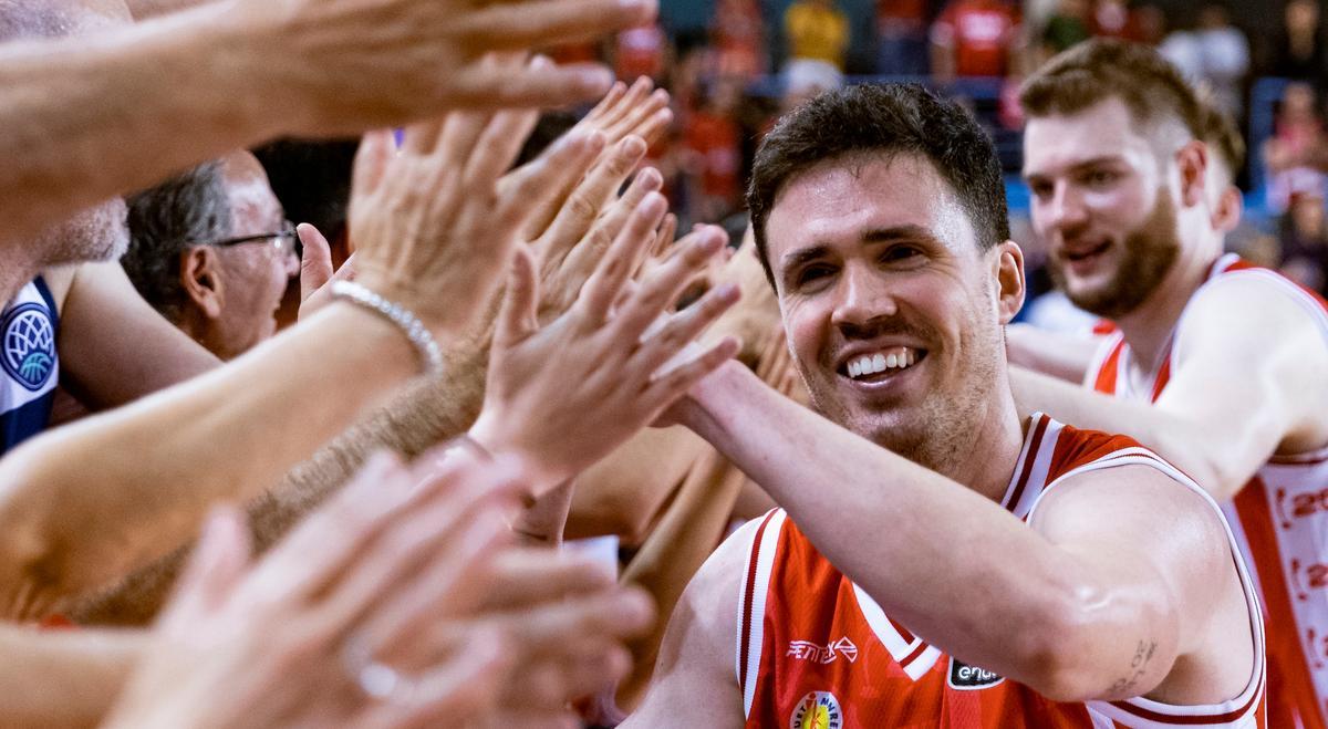 Dani Pérez celebra con los aficionados la victoria ante el Valencia Basket