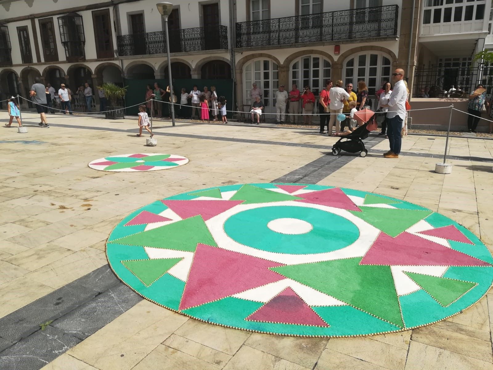 Pravia disfruta el Corpus y se llena de color con las alfombras ornamentales