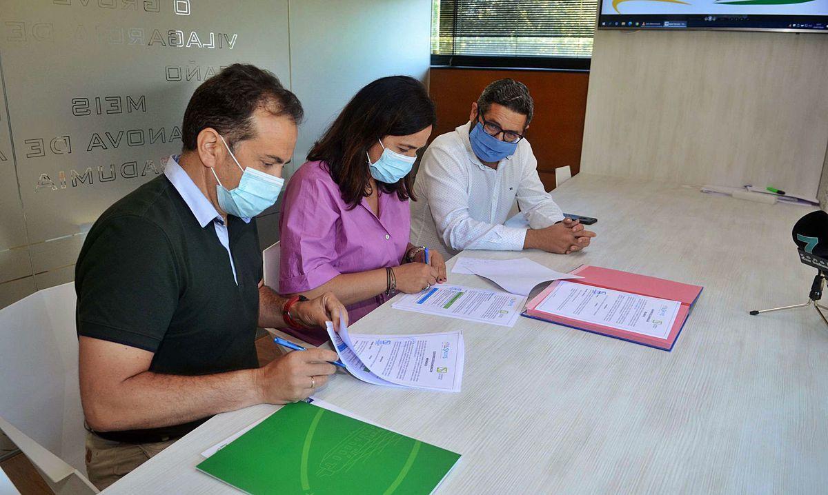 Juan Rey, Marta Giráldez y Ramón Guinarte, en la firma del convenio entre Mancomunidade y Consorcio do Comercio.